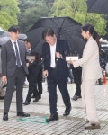 [2보] 이재명, 지팡이 짚고 영장심사 출석…질문엔 묵묵부답