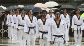 내리는 비에도 부동자세 취하는 장병들