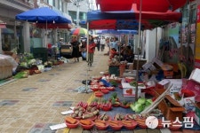 [르포] 추석대목장이라고 사람은 북적이는데 팔리는건 예전같지 않니더