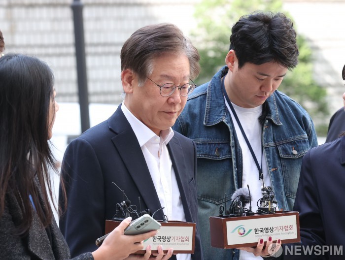 이재명 대표, 뇌물 혐의 1심 공판 진행 중…유순한 자세 속 법정 출석, 공정한 판결 기대