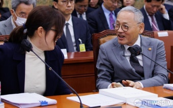 장미란 차관과 대화하는 유인촌 장관