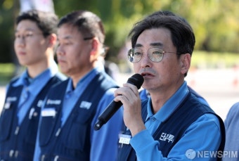 취재진 질문에 답하는 김성호 포스코노조 위원장