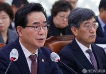 질문에 답변하는 정황근 장관