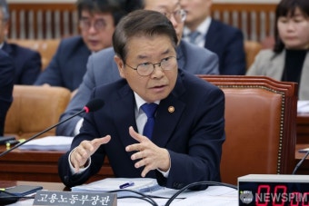 답하는 이정식 고용노동부 장관