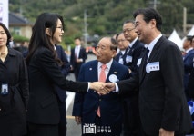 송하철 목포대학교 총장과 악수하는 김건희 여사