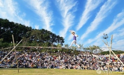 청명한 가을하늘에 펼쳐진 줄타기 공연