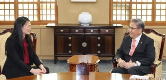 대화 나누는 박진 장관과 줄리 터너 미 국무부 북한인권특사