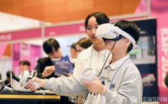 VR 기기 착용하고 메타버스 속으로