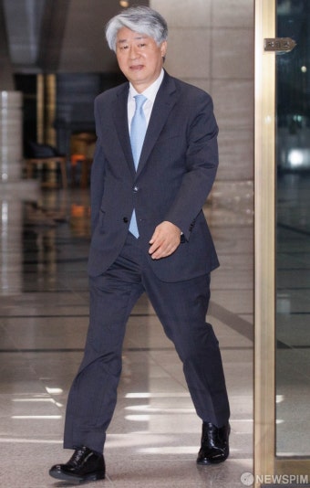 헌재 나서는 이종석 헌법재판소장 후보자