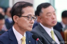 굳은 표정 짓는 손태락 한국부동산원 원장