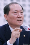 국정감사 질의에 답하는 이완규 법제처장