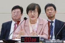 답하는 권태선 방송문화진흥회 이사장