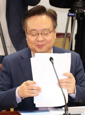 자료 정리하는 조규홍 복지부 장관