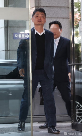 금감원 특사경 출석하는 김범수 카카오 창업자