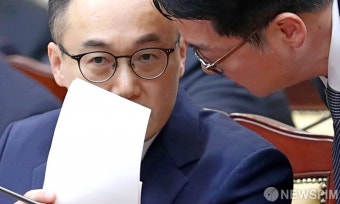 논의하는 이원석 검찰총장 - 심우정 차장검사