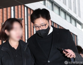 경찰 출석하는 안성일 더기버스 대표