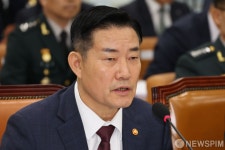 종합감사 질의에 답하는 신원식 국방부 장관