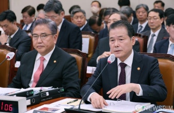 종합감사 질의에 답하는 김영호 통일부 장관
