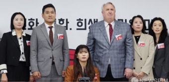 인요한 국민의힘 혁신위원장과 위원들