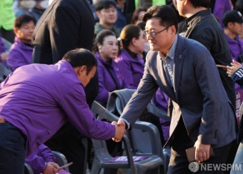 이태원 참사 유가족과 인사하는 홍익표 원내대표
