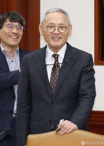 사회관계장관회의 참석한 유인촌 문체부 장관