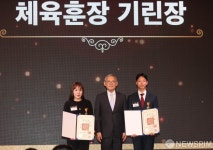 유인촌 장관,체육훈장 기린장 수상자들 축하