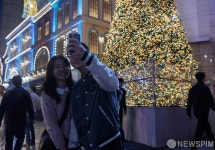 크리스마스 트리 앞 추억