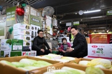 칠성종합시장 상인 만난 윤석열 대통령