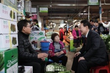 대구 칠성종합시장 상인과 대화하는 윤석열 대통령