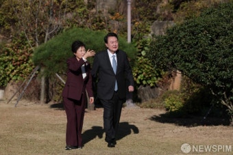 박근혜 전 대통령과 산책하는 윤석열 대통령
