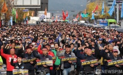 노동조합가 제창하는 서울교통공사 노동조합 총파업 출정식  참석자들