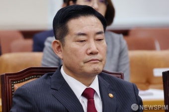 신원식 국방부 장관, '굳은 표정으로'