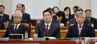 입 굳게 다문 신원식 국방부 장관