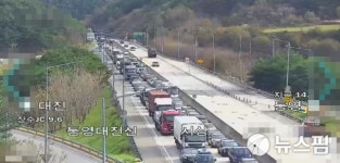[종합] 대전-통영고속도 육십령터널 인근 화물차 대형화재…산불로 번지고 정체 극심