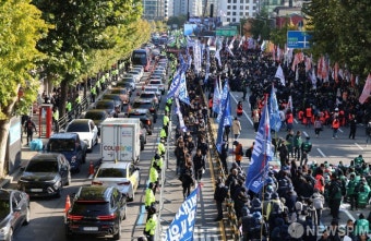 민주노총·윤석열정권퇴진운동본부 집회중 이동하는 차량들