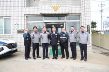 윤희근 경찰청장, 백령도 치안현장 방문...천안함 위령탑 헌화·파출소 격려