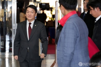 윤재옥 국민의힘 원내대표실 향하는 안철수 의원