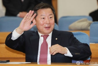 손인사하는 이철규 국민의힘 인재영입위원장