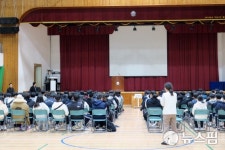 대학수능 예비소집장서 주의사항 확인하는 울진지역 수험생들