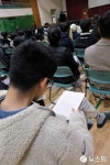 대학수능 예비소집장서 주의사항 확인하는 울진지역 수험생들