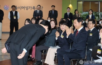 폴더 인사하는 한동훈 장관