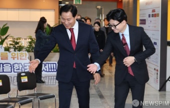 형님먼저,아우먼저...서로 자리 권하는 오세훈시장과 한동훈 장관