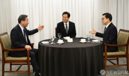 오세훈 서울시장에게 발언권 서로 양보하는 유정복 인천시장과 김동연 경기도지사