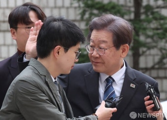 손 인사하는 이재명 민주당 대표