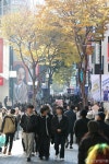 다가오는 크리스마스에 활기찬 명동거리