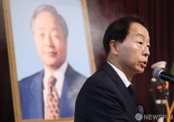 유가족 인사하는 김현철 이사장