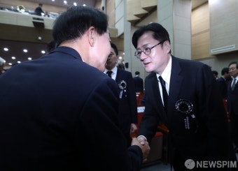 인사 나누는 홍익표 원내대표와 김현철 이사장