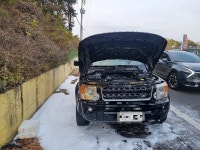충남 당진 주유소 인근서 SUV 차량 화재...엔진룸 과열 추정