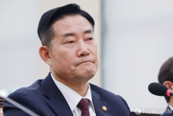 입 굳게 다문 신원식 국방부 장관