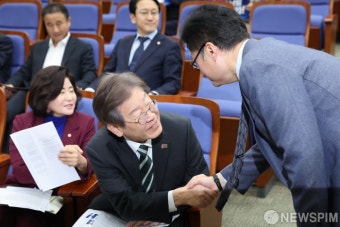 악수하는 이재명 더불어민주당 대표 - 홍익표 원내대표